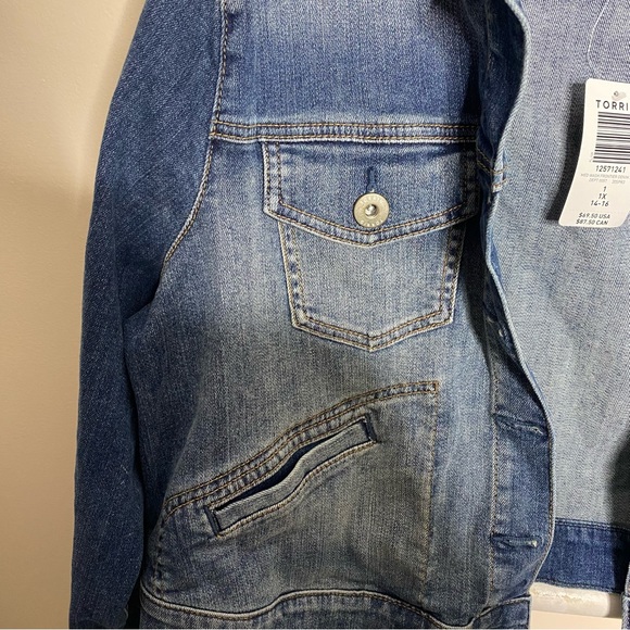NWT Torrid Crop Denim Jacket - Medium Wash. Size 1. - Picture 2 of 13
